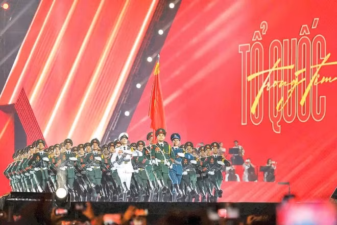 Chương trình Tổ quốc trong tim do Báo Nhân Dân phối hợp tổ chức, góp phần truyền cảm hứng về tình yêu quê hương đất nước và niềm tự hào dân tộc trong mỗi trái tim người Việt Nam. (Ảnh: THẾ ĐẠI)