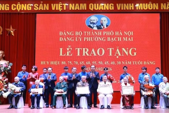 Đồng chí Chủ tịch Ủy ban nhân dân thành phố Hà Nội Vũ Đại Thắng và các đồng chí lãnh đạo phường Bạch Mai trao huy hiệu 80 năm, 75 năm, 70 năm tuổi Đảng tặng các đảng viên. (Ảnh: Đình Hiệp)