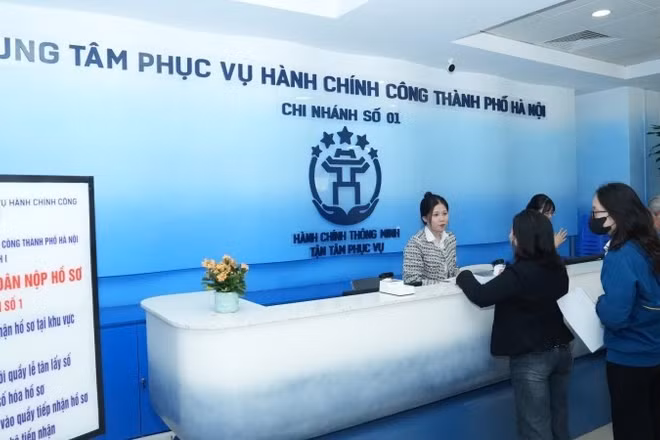 Người dân thực hiện thủ tục hành chính tại Trung tâm Phục vụ hành chính công thành phố Hà Nội.