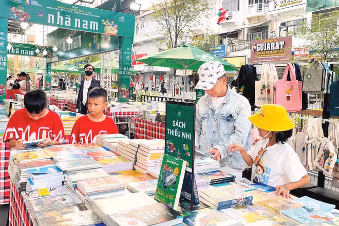 Bạn đọc tại Lễ hội Đường sách Thành phố Hồ Chí Minh. (Ảnh: MẠNH HẢO)