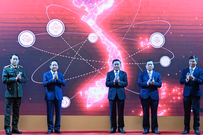 Thường trực Ban Bí thư Trần Cẩm Tú và các đại biểu thực hiện nghi thức ra mắt App TGDV trên điện thoại di động. (Ảnh: DUY LINH)