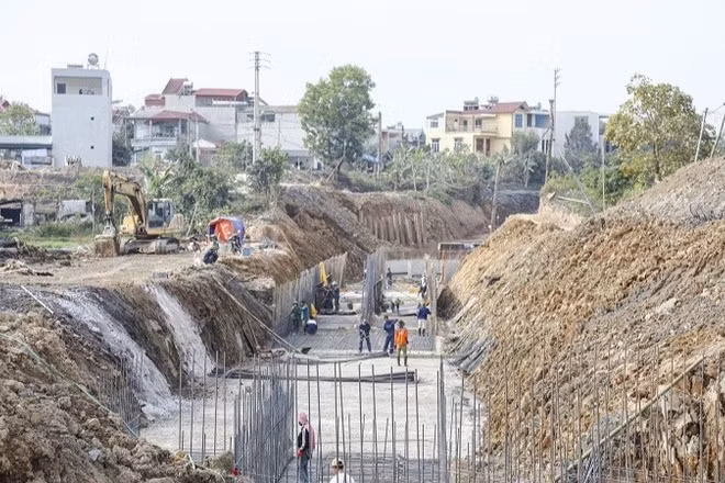 Mỗi ngày có hàng trăm công nhân, thiết bị đang tập trung thi công các gói thầu thuộc dự án đường Động lực Điện Biên.