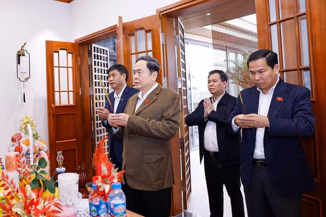 Chủ tịch Quốc hội Trần Thanh Mẫn thăm gia đình và dâng hương tưởng nhớ cố Tổng Bí thư, Chủ tịch Quốc hội Nguyễn Phú Trọng. (Ảnh: Doãn Tấn/TTXVN)