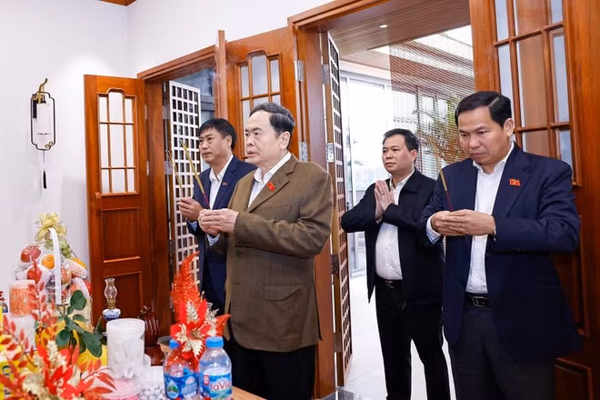 Chủ tịch Quốc hội Trần Thanh Mẫn thăm gia đình và dâng hương tưởng nhớ cố Tổng Bí thư, Chủ tịch Quốc hội Nguyễn Phú Trọng. (Ảnh: TTXVN)