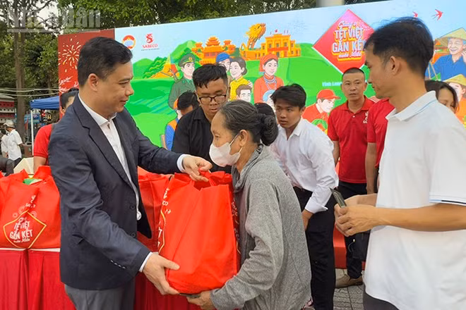 Phó Trưởng Ban Công tác xã hội Ủy ban Trung ương Mặt trận Tổ quốc Việt Nam Lò Trung Kiên trao quà cho bà con Vĩnh Long. 