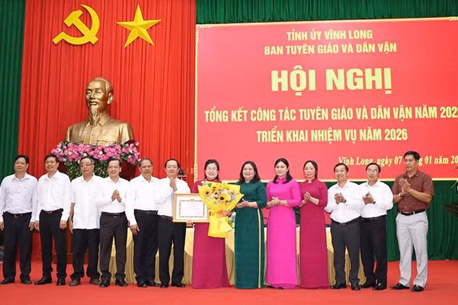 Ban Tuyên giáo và Dân vận Trung ương tặng Bằng khen cho tỉnh Vĩnh Long. 