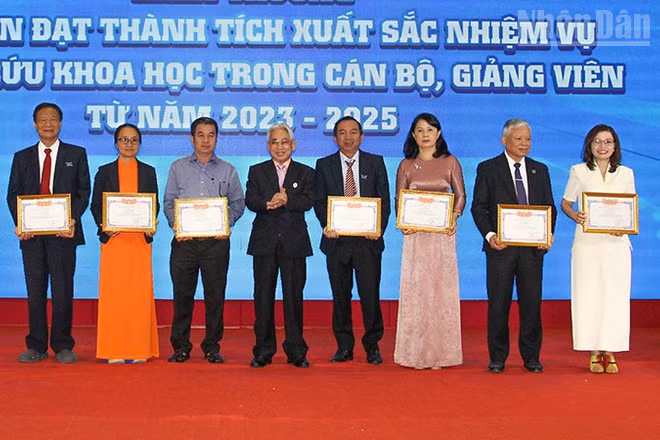 Khen thưởng cho các tập thể và cá nhân hoàn thành xuất sắc nhiệm vụ nghiên cứu khoa học. 
