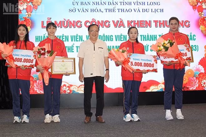 Khen thưởng vận động viên đạt thành tích cao tại SEA Games 33.