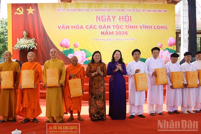 Phó Chủ tịch nước Võ Thị Ánh Xuân trao quà cho các vị Hòa thượng, các chức sắc, chức việc các tôn giáo tỉnh Vĩnh Long.