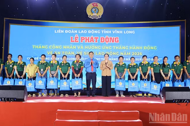 Công nhân, người lao động dân tộc Khmer khó khăn tỉnh Vĩnh Long được trao quà tại buổi lễ phát động Tháng Công nhân năm 2026.