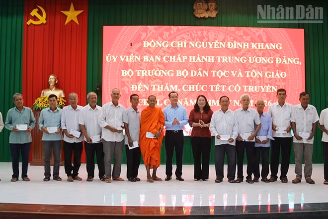 Người có uy tín trong vùng đồng bào dân tộc thiểu số nhận quà Tết cổ truyền Chôl Chnăm Thmây tại xã Châu Thành, tỉnh Vĩnh Long.