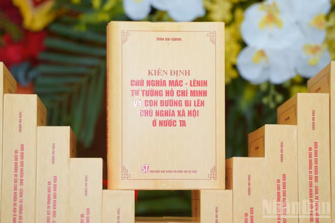 Cuốn sách Kiên định chủ nghĩa Mác-Lênin, tư tưởng Hồ Chí Minh và con đường đi lên chủ nghĩa xã hội ở nước ta của nguyên Chủ tịch nước Trần Đại Quang. (Ảnh: HẢI ĐĂNG)
