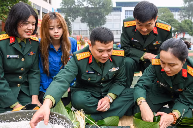 Chỉ huy Lữ đoàn 144 cùng các đại biểu tham gia gói bánh cùng cán bộ, chiến sĩ.