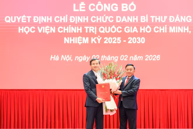Thường trực Ban Bí thư Trần Cẩm Tú trao Quyết định và tặng hoa chúc mừng đồng chí Đoàn Minh Huấn.