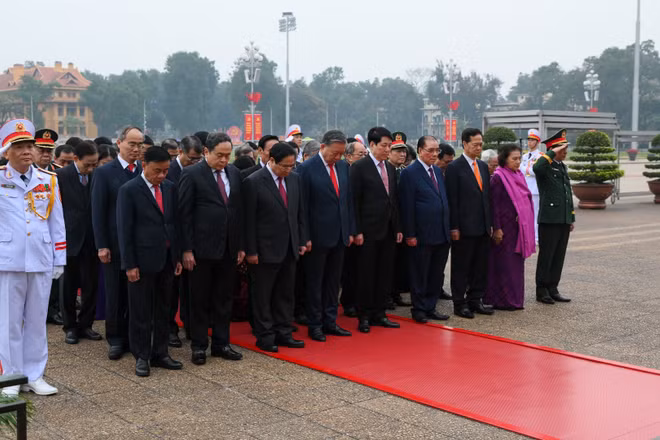 Tổng Bí thư Tô Lâm, Chủ tịch nước Lương Cường, Thủ tướng Phạm Minh Chính, Chủ tịch Quốc hội Trần Thanh Mẫn, Thường trực Ban Bí thư Trần Cẩm Tú cùng các đồng chí lãnh đạo, nguyên lãnh đạo Đảng, Nhà nước thành kính tưởng nhớ công lao to lớn của Chủ tịch Hồ Chí Minh.