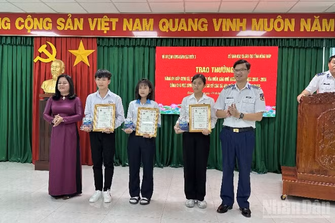 Trao thưởng cho các em học sinh đạt thành tích xuất sắc trong cuộc thi trực tuyến "Em yêu biển đảo quê hương".