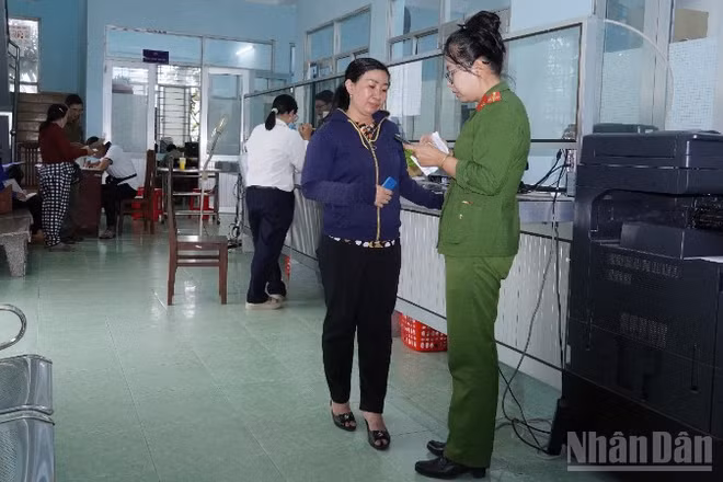Công an phường Trung An (tỉnh Đồng Tháp) hướng dẫn người dân thực hiện thủ tục hành chính. (Ảnh: DUY PHƯƠNG)