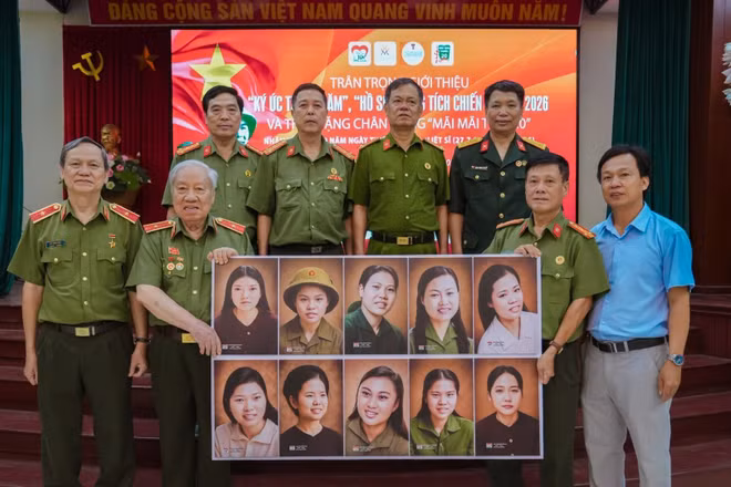 Trao tặng mười bức chân dung được phục dựng bằng công nghệ mới. (Ảnh: Ban tổ chức)
