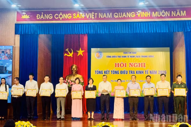 Khen thưởng các tập thể và cá nhân có thành tích xuất sắc trong tổng điều tra kinh tế 2026. (Ảnh: HNV)