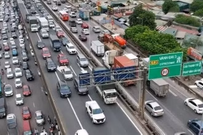 Hoạt động vận tải tháng 6 tiếp tục sôi động, đáp ứng nhu cầu đi lại của người dân và khách quốc tế, đồng thời phục vụ hiệu quả hoạt động sản xuất, kinh doanh và xuất nhập khẩu hàng hóa. (Ảnh: PV)