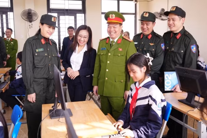 Lãnh đạo Bộ Tư lệnh Cảnh sát cơ động và đoàn công tác cùng giáo viên theo dõi học sinh thực hành tại phòng Tin học được trao tặng. (Ảnh: MH)