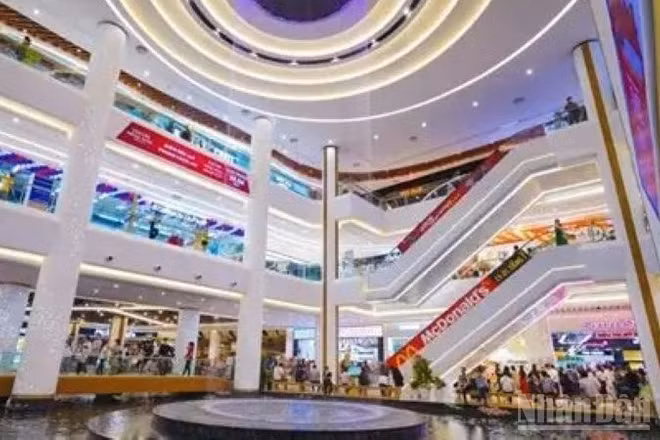 Trung tâm thương mại đang tích cực đổi mới để thu hút nhiều khách hàng hơn. (Ảnh: PV)