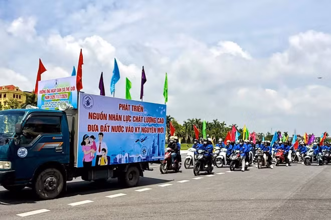 Thanh niên diễu hành hưởng ứng mít tinh kỷ niệm Ngày Dân số Thế giới 2026 tại Hương Yên ngày 10/7/2026. (Ảnh: PV)