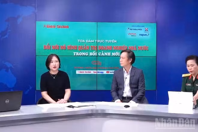 Bà Nguyễn Thu Thủy, Phó Cục trưởng Cục Phát triển Doanh nghiệp Nhà nước (Bộ Tài chính); ông Lê Duy Bình, Giám đốc điều hành Economica Việt Nam, bà Nguyễn Thị Sơn Bình, Phó Giám đốc Trung tâm dịch vụ khách hàng doanh nghiệp (SME), Tổng Công ty Viễn thông Viettel trao đổi, thảo luận. (Ảnh: HNV)