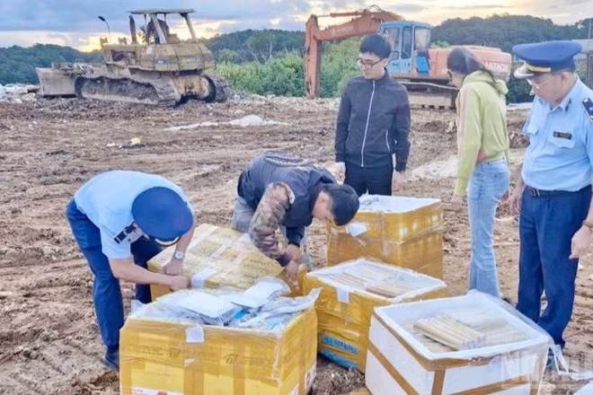 Lực lượng chức năng tỉnh Lâm Đồng tiến hành tiêu hủy hàng hóa vi phạm.