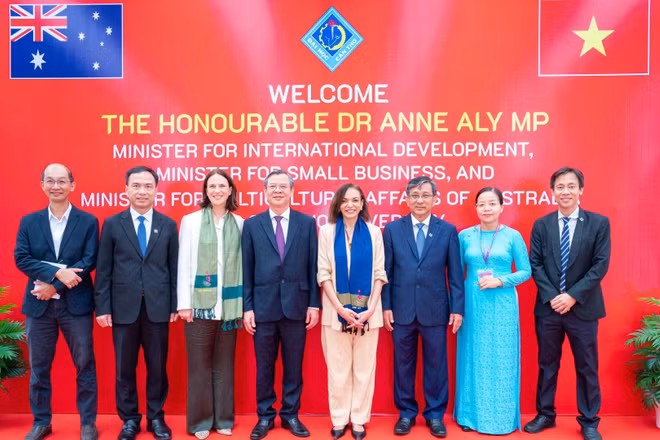 Bà Anne Aly, Bộ trưởng Phát triển quốc tế Australia chụp hình lưu niệm cùng ông Trương Cảnh Tuyên, Chủ tịch Ủy ban nhân dân thành phố Cần Thơ; ông Trần Trung Tính, Giám đốc Đại học Cần Thơ; ông Lê Văn Lâm, Phó Giám đốc Đại học Cần Thơ và ông Brian Bean, Trưởng dự án Aus4Adaptation tại Không gian trưng bày và giới thiệu về Australia. (Ảnh: Đại sứ quán Australia tại Việt Nam)