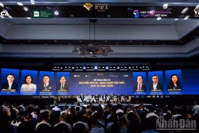 Đại diện cơ quan quản lý, chuyên gia và doanh nghiệp tại phiên thảo luận “Đối thoại công-tư: Nhà nước kiến tạo, doanh nghiệp kiến thiết, quốc gia thịnh vượng”. (Ảnh: HNV)