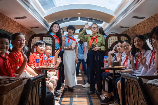 Các đại biểu, cán bộ phụ trách Đội và thiếu nhi tiêu biểu tham gia chuyến tàu đặc biệt.