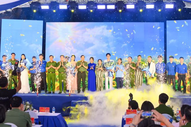 Thượng tướng Lê Văn Tuyến, Thứ trưởng Công an tặng hoa cho các nghệ sĩ tại chương trình.