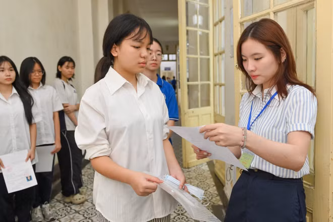 Giám thị tại điểm thi Trường trung học phổ thông Trần Phú-Hoàn Kiếm gọi thí sinh vào phòng thi.