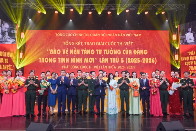 Các đại biểu tại Lễ Tổng kết, Trao giải Cuộc thi viết “Bảo vệ nền tảng tư tưởng của Đảng trong tình hình mới” lần thứ 5.