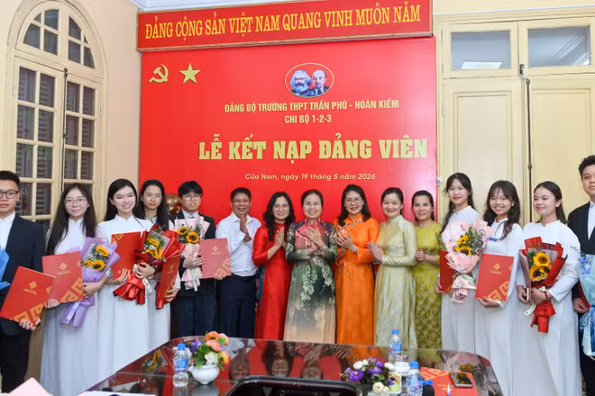 Các đại biểu chúc mừng chín đảng viên mới.
