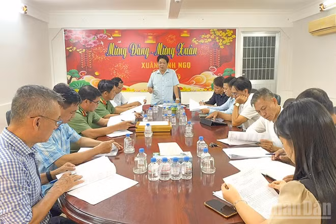 Phó Giám đốc Sở Văn hóa, Thể thao và Du lịch tỉnh Vĩnh Long Cao Quốc Dũng phát biểu tại buổi họp. (Ảnh: BÁ DŨNG)