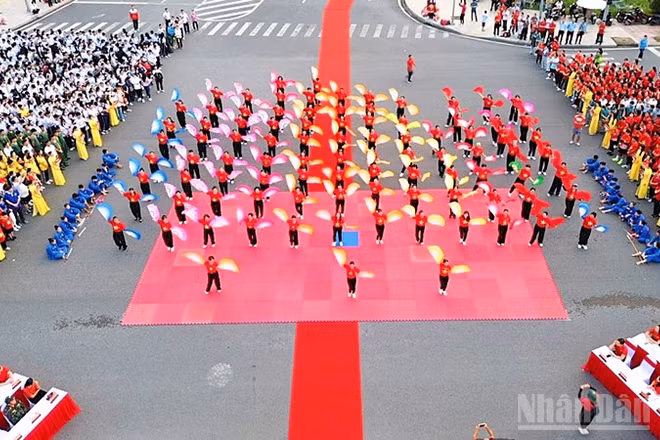 Quang cảnh Chương trình "Cùng Việt Nam tiến bước" tại Vĩnh Long. (Ảnh: BÁ DŨNG)