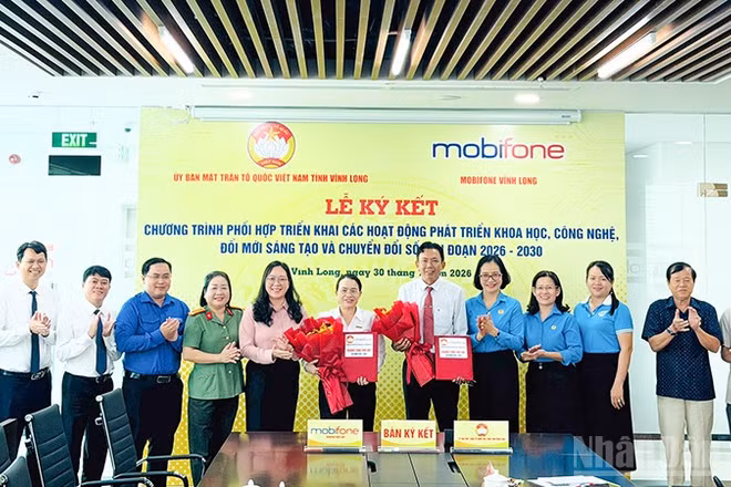 Lễ ký kết giữa Ủy ban Mặt trận Tổ quốc Việt Nam tỉnh Vĩnh Long và MobiFone Vĩnh Long. (Ảnh: BÁ DŨNG)
