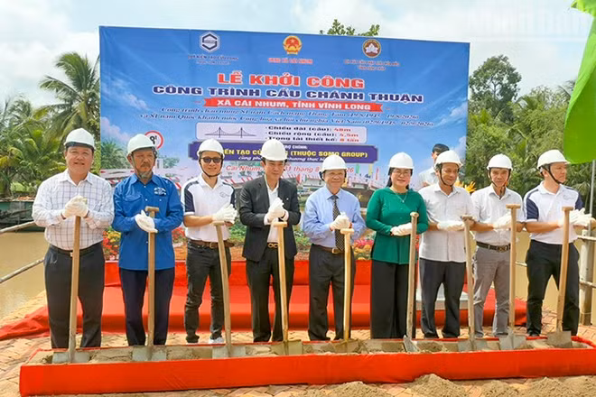 Nghi thức khởi công cầu Chánh Thuận. (Ảnh: BÁ DŨNG)