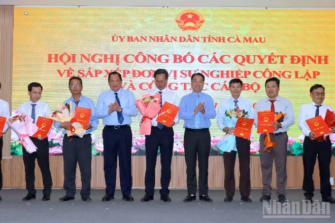 Lãnh đạo Ủy ban nhân dân tỉnh Cà Mau trao quyết định nhân sự mới cho Ban Quản lý dự án công trình nông nghiệp Cà Mau.