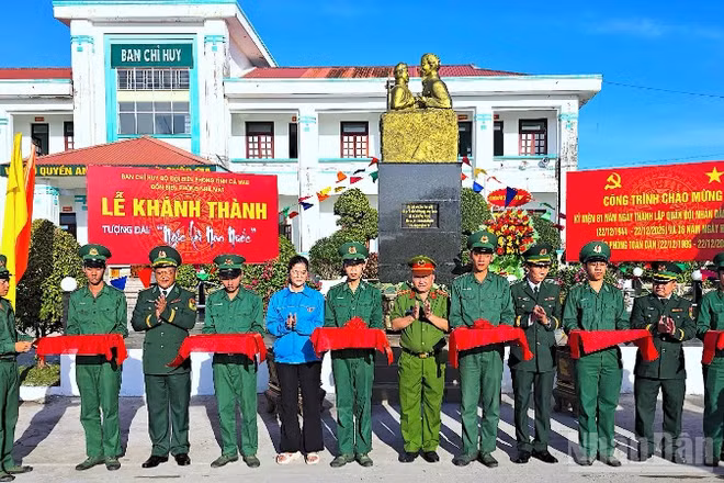 Nghi thức cắt băng khánh thành công trình tượng đài “Bác Hồ với chiến sĩ Biên phòng” tại Đồn Biên phòng Nhà Mát, chiều 22/12.