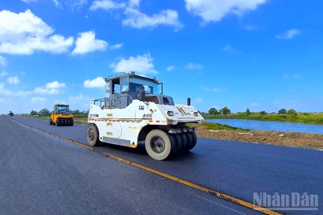 Cao tốc Cần Thơ-Cà Mau giai đoạn về đích vào những ngày giữa tháng 12/2025.