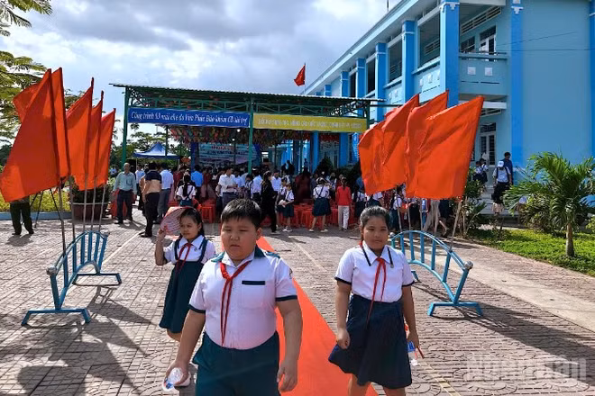 Học sinh Trường tiểu học 5 Sông Đốc vui mừng khi tương lai có trường mới đạt chuẩn.