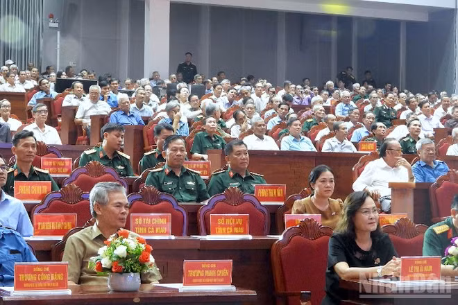 Các đồng chí lãnh đạo, nguyên lãnh đạo tỉnh Cà Mau, cùng đông đảo các sĩ quan quân đội và cán bộ, chiến sĩ lực lượng vũ trang trong tỉnh dự họp mặt.