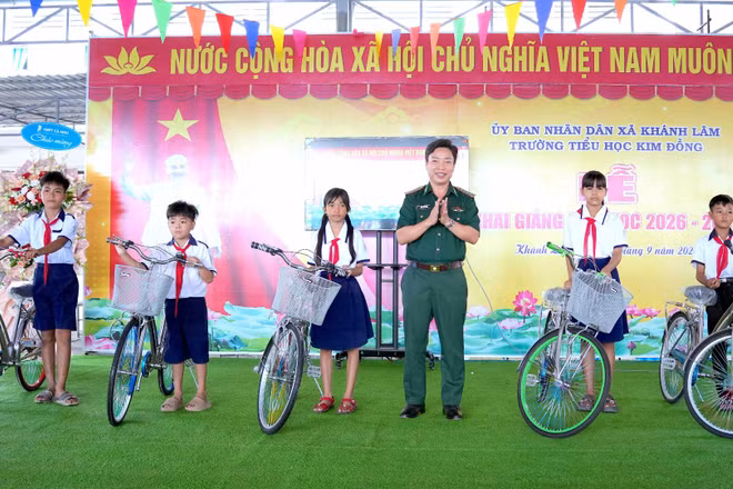 Đại tá Phạm Minh Giang, Bí thư Đảng ủy, Chính ủy Bộ đội Biên phòng Cà Mau, tặng xe đạp động viên các em học sinh tại Trường tiểu học Kim Đồng (xã Khánh Lâm, tỉnh Cà Mau). (Ảnh: HOÀNG TÁ)