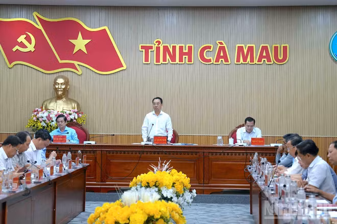 Quang cảnh phiên họp chiều 29/9 của Ủy ban nhân dân tỉnh Cà Mau. (Ảnh: HỮU TÙNG)