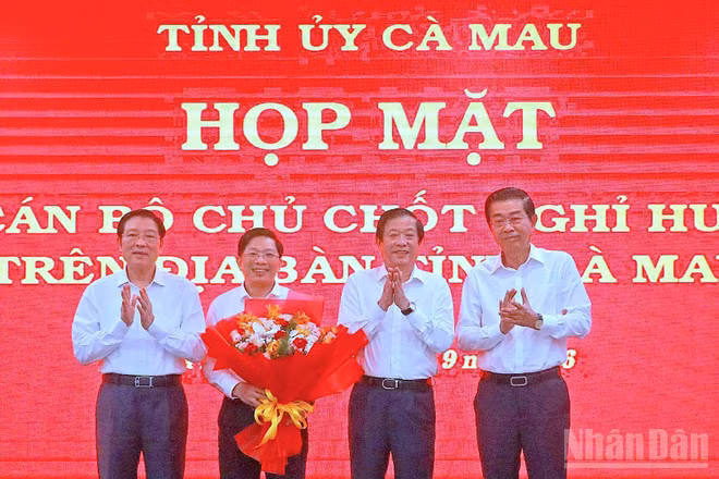 Đồng chí Bùi Văn Nghiêm, Phó Trưởng ban Nội chính Trung ương (thứ hai từ phải sang) cùng các đồng chí nguyên lãnh đạo Ban Nội chính Trung ương tặng hoa chúc mừng đồng chí Đặng Văn Dũng nhận nhiệm vụ mới tại tỉnh Cà Mau. (Ảnh: HỮU TÙNG)