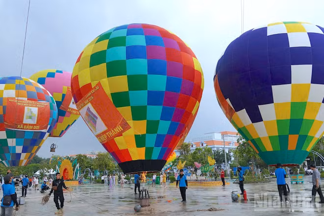 Hoạt động trình diễn khinh khí cầu tại Quảng trường Hùng Vương (phường Bạc Liêu, tỉnh Cà Mau) trong khuôn khổ Lễ hội Khinh khí cầu và Ngày hội Văn hóa di sản năm 2026. (Ảnh: HỮU TÙNG)