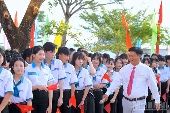 Không khí phấn khởi bước vào năm học mới của thầy và trò Trường trung học cơ sở-trung học phổ thông Tân Bằng. (Ảnh: HỮU TÙNG)